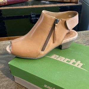 Earth Sand Brown leather sandals